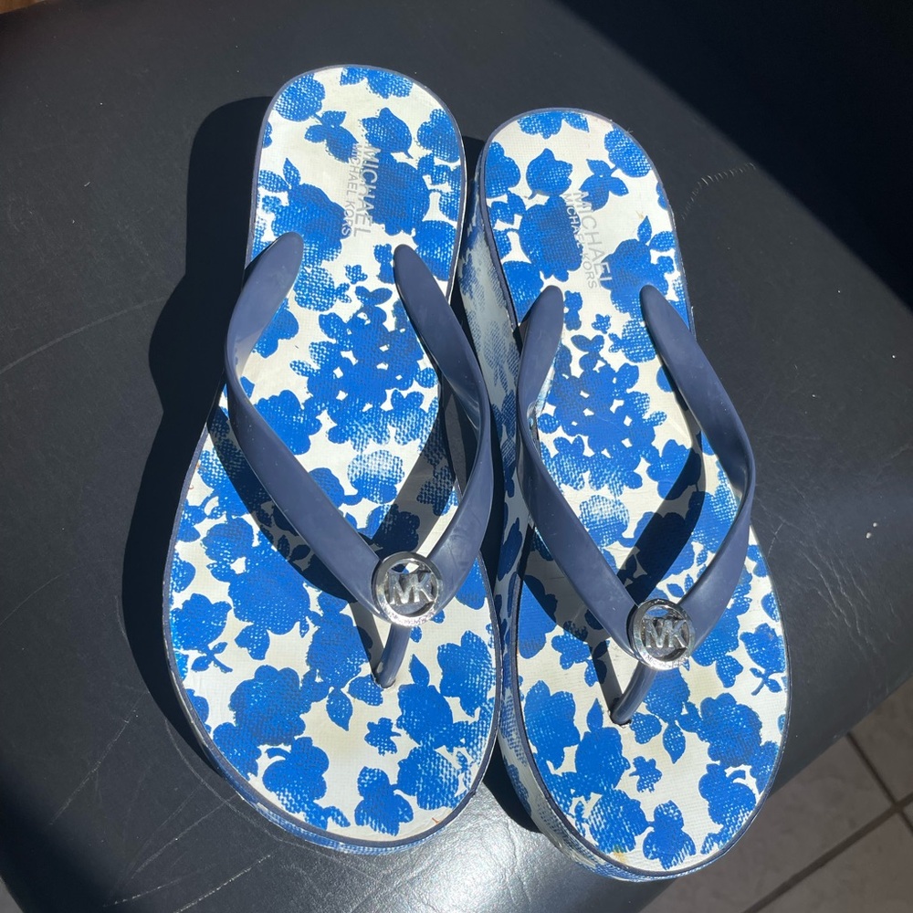 Micheal Kors platform blue and white floral flip flops with silver logo